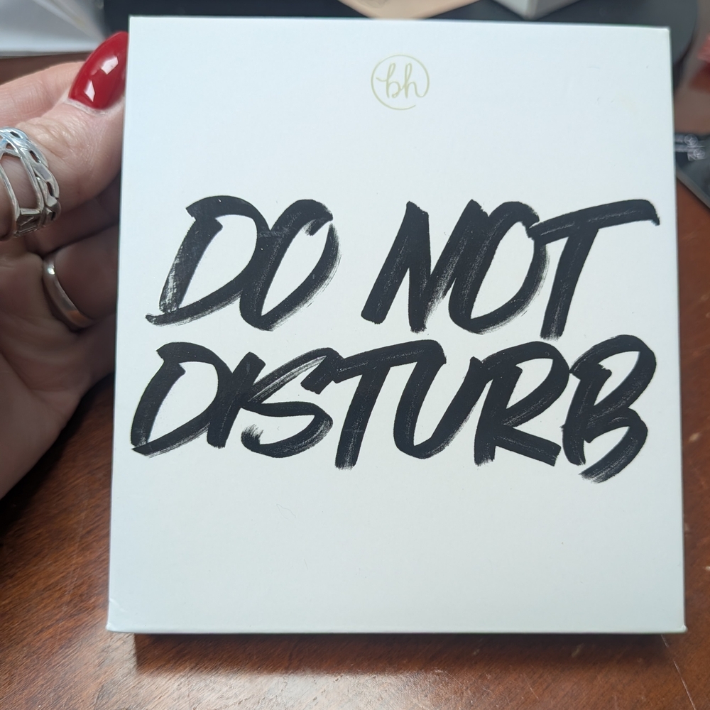 BH Cosmetics Bold Black and White Sign